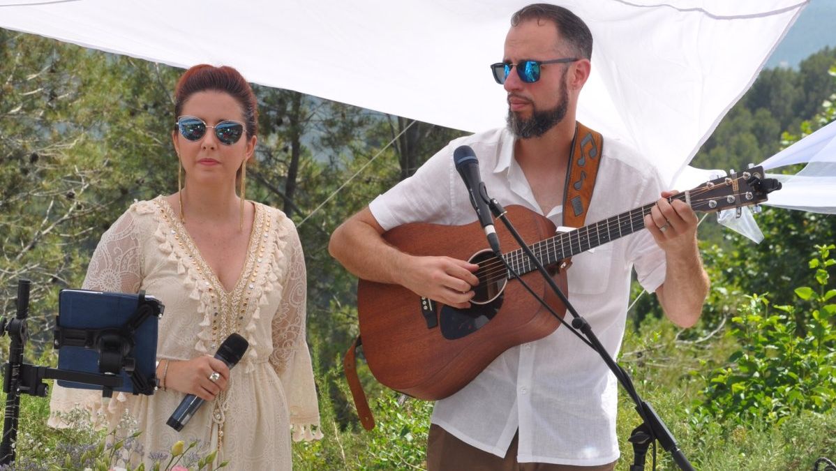 Cérémonie laïque en live – Studio R Music Studio R Music en prestation live lors d’une cérémonie laïque de mariage en Provence