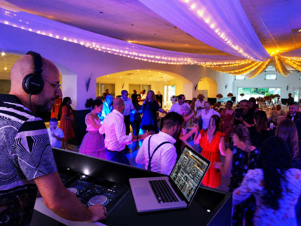 DJ soirée de mariage – Studio R Music DJ Studio R Music animant la soirée dansante d’un mariage en Provence