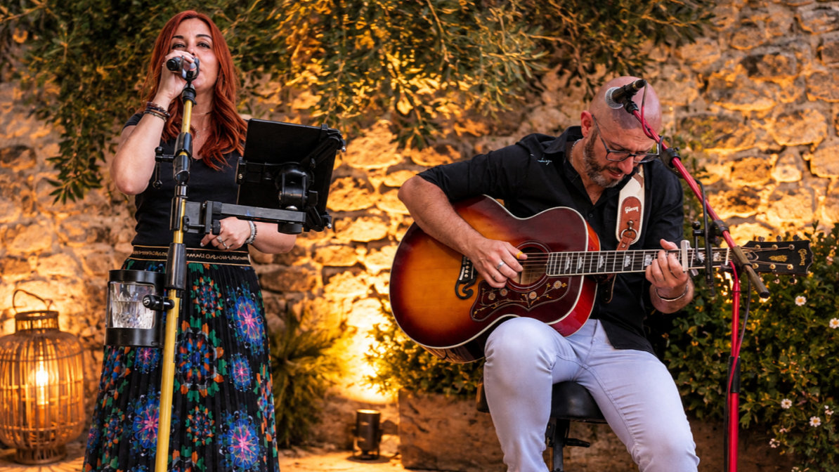 Duo live Studio R Music avec chanteuse et guitariste lors d’une cérémonie en Provence