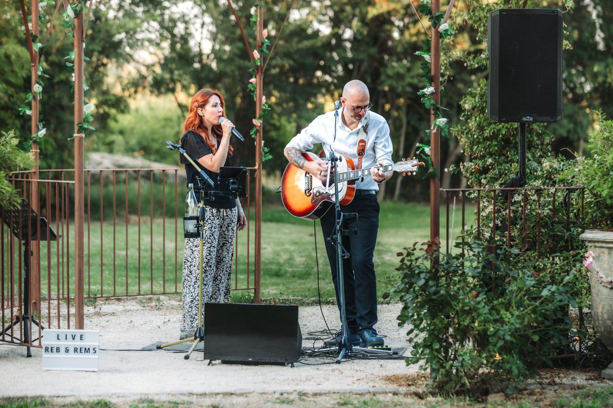 Duo live Studio R Music lors d’un mariage en Provence, chanteuse au micro et guitariste