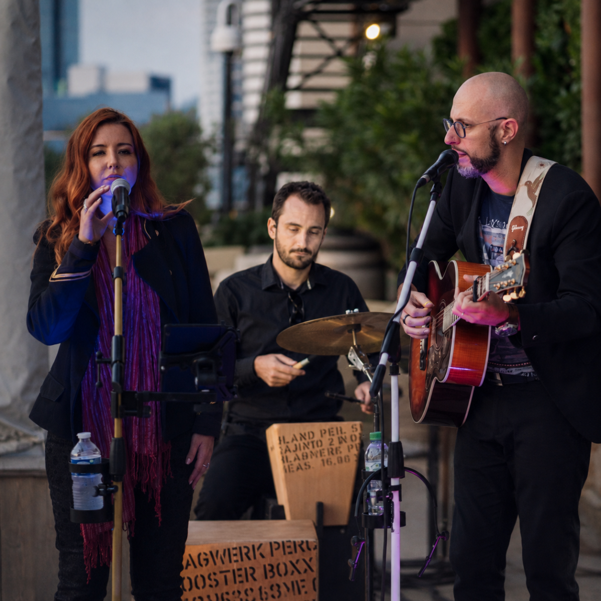Trio live Studio R Music avec chant, guitare et percussions lors d’un événement en Provence