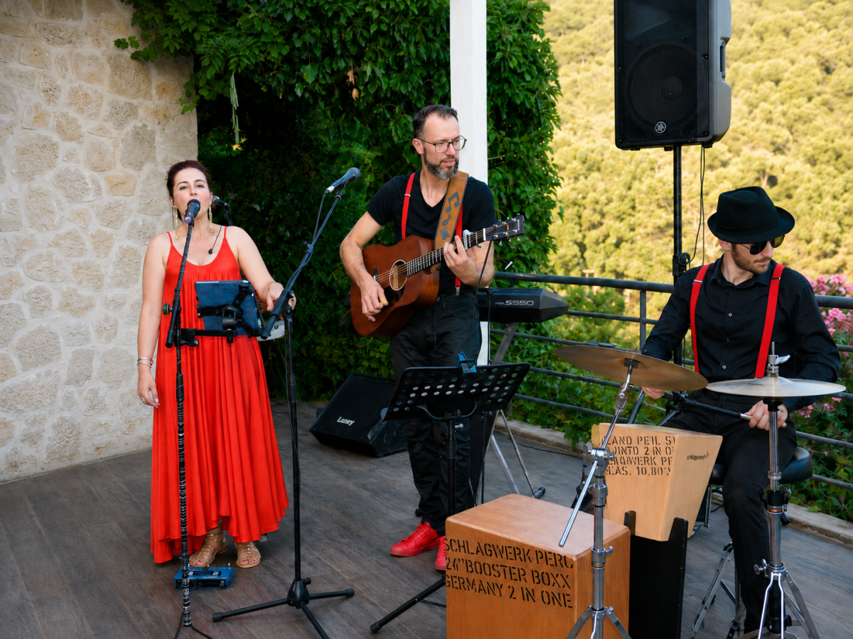 Trio live cocktail de mariage – Studio R Music Trio Studio R Music en concert live pendant le cocktail d’un mariage en Provence